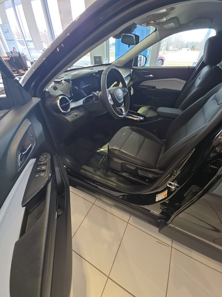 New 2026 Chevrolet Trax LT w/ LT Convenience Package FWD image 7