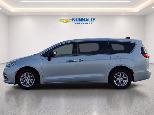 Used 2024 Chrysler Pacifica Touring-L FWD image 2