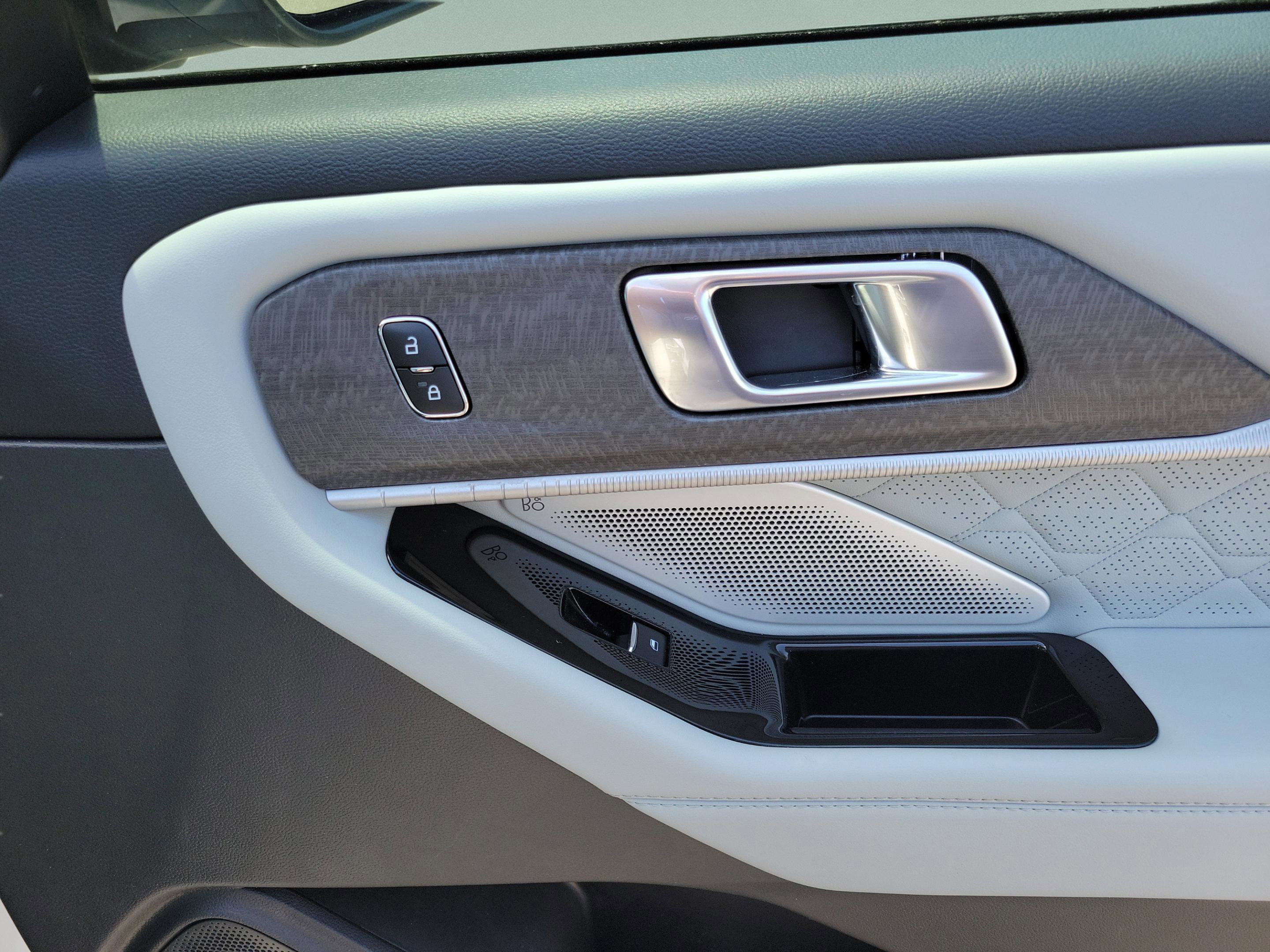 Used 2025 Ford Explorer Platinum w/ Ultimate Package image 30