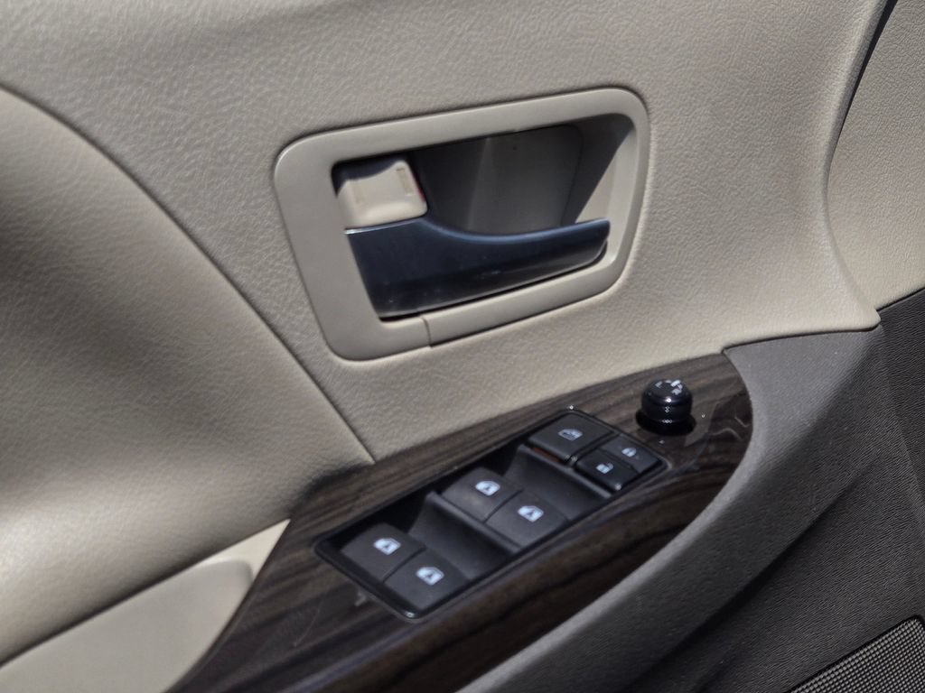 Used 2015 Toyota Sienna XLE w/ XLE Navigation Package FWD image 21