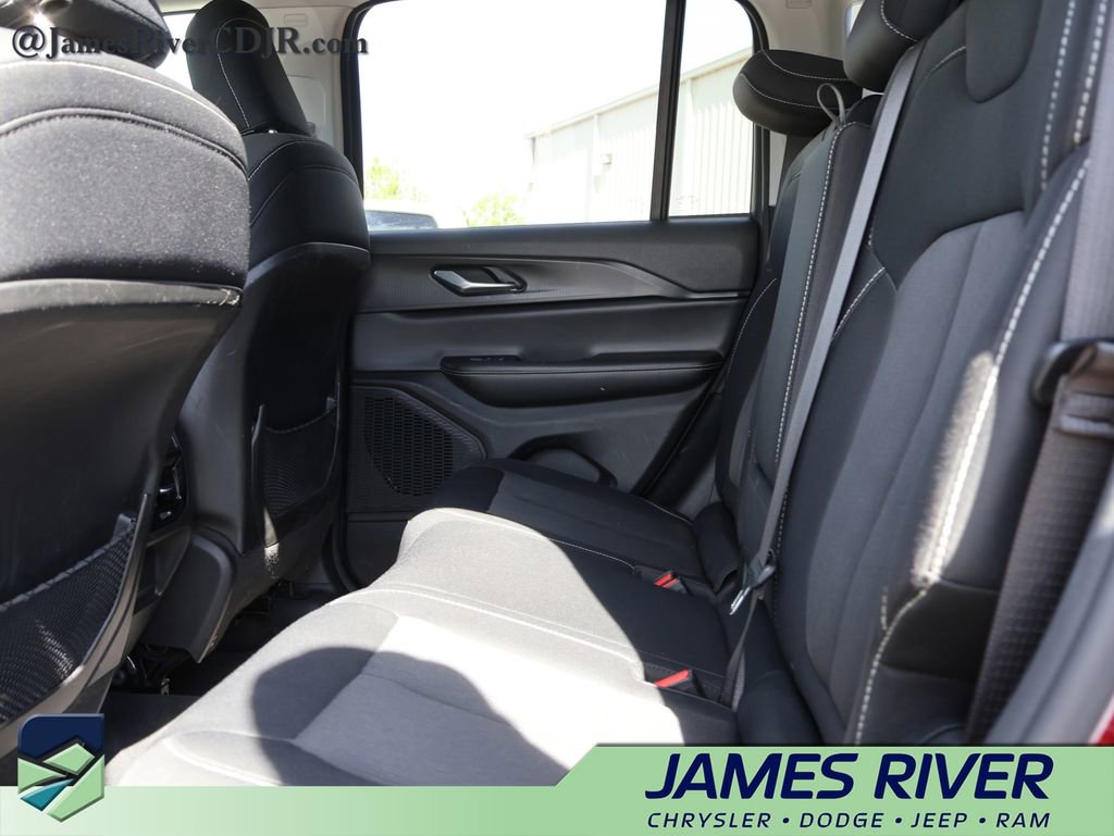 Used 2024 Jeep Grand Cherokee Laredo RWD image 17