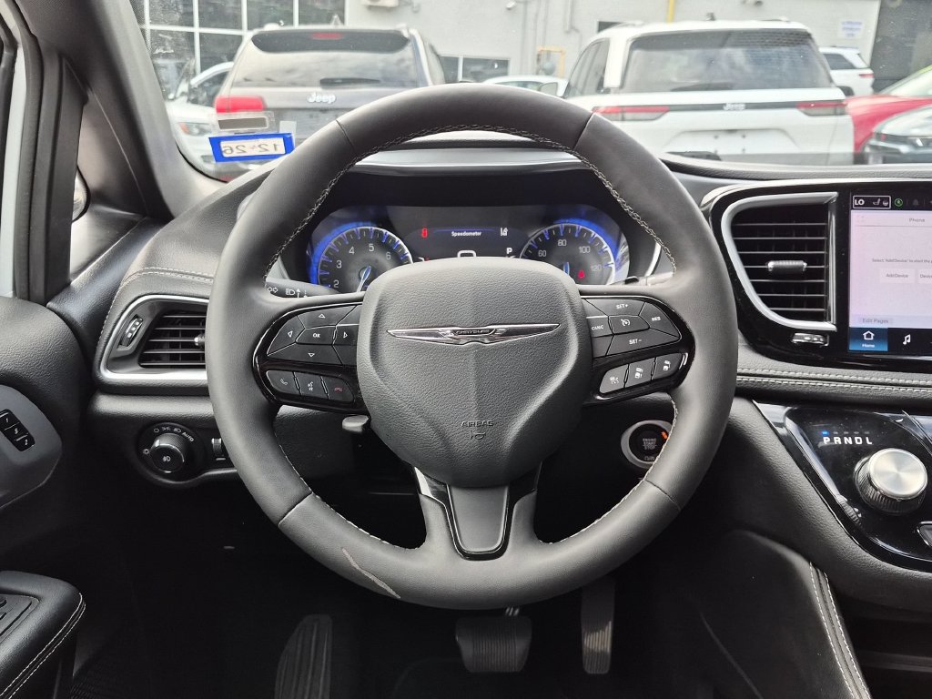 Used 2025 Chrysler Pacifica Limited FWD image 13