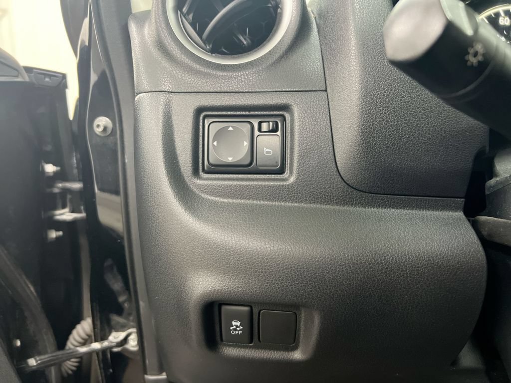 Used 2015 Nissan Versa Note SV FWD image 17