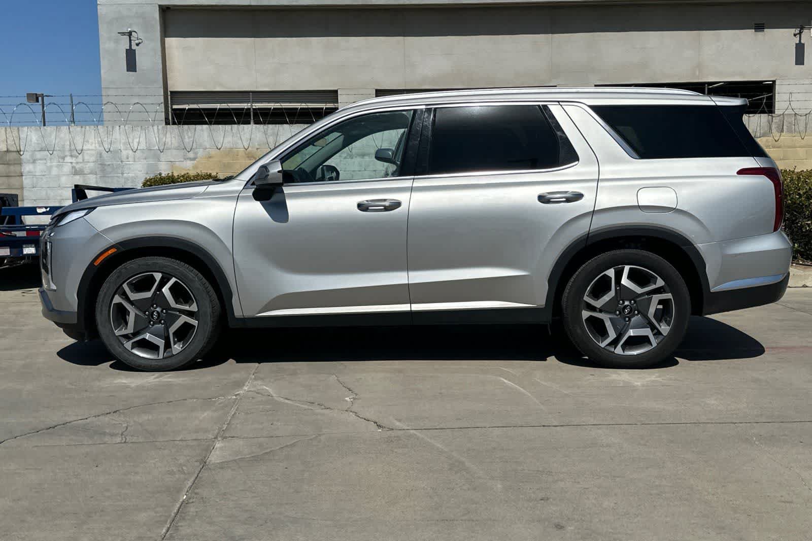 Used 2024 Hyundai Palisade Limited FWD image 6
