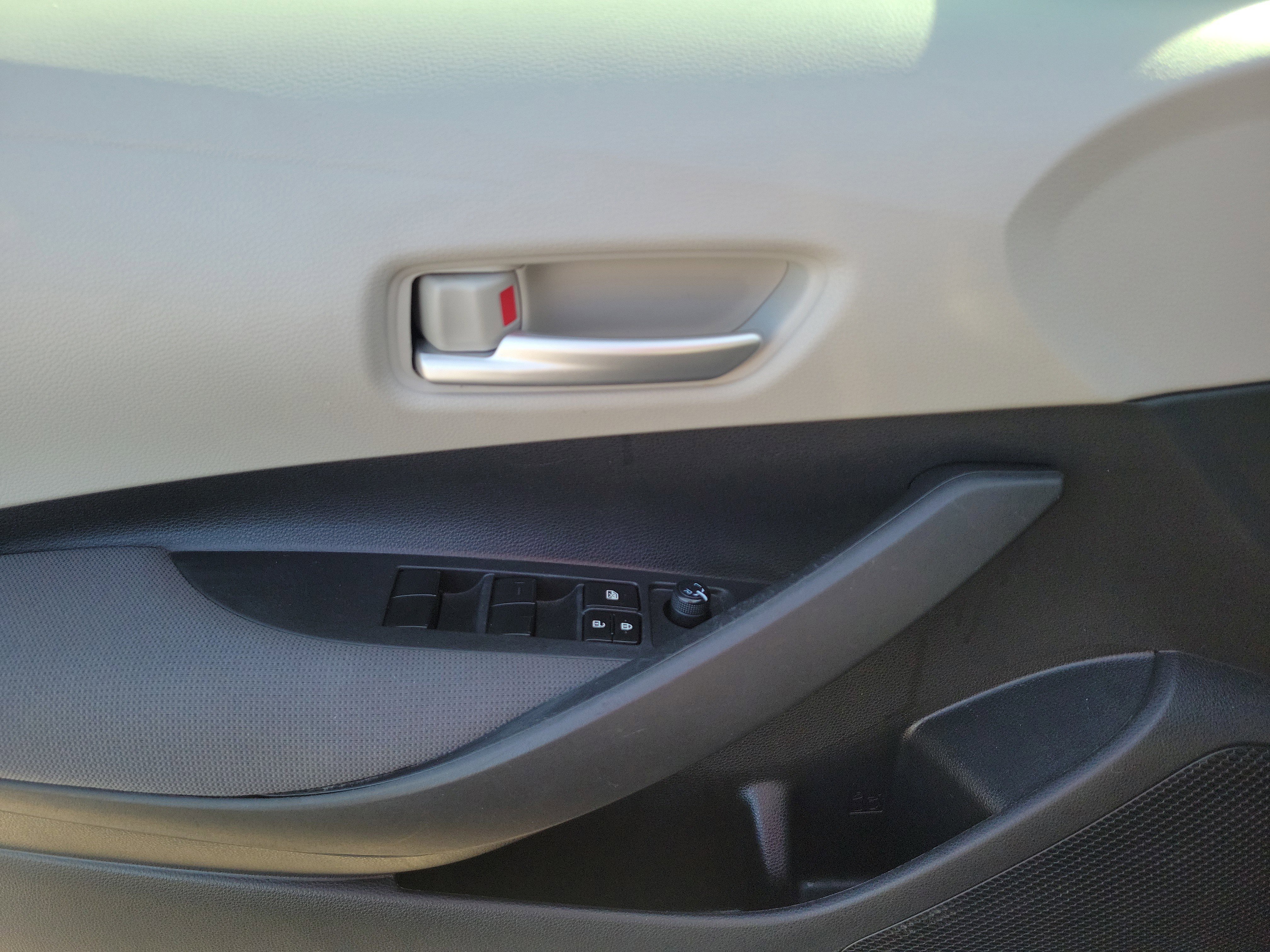 Used 2021 Toyota Corolla LE image 15