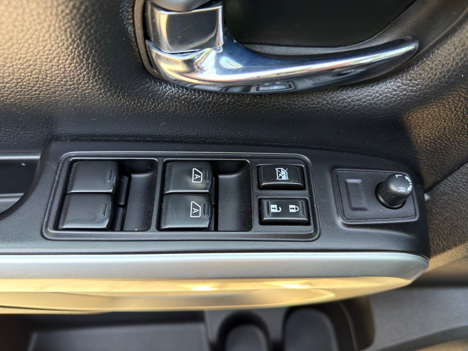 Used 2019 Nissan Titan SV w/ SV Convenience Package image 14