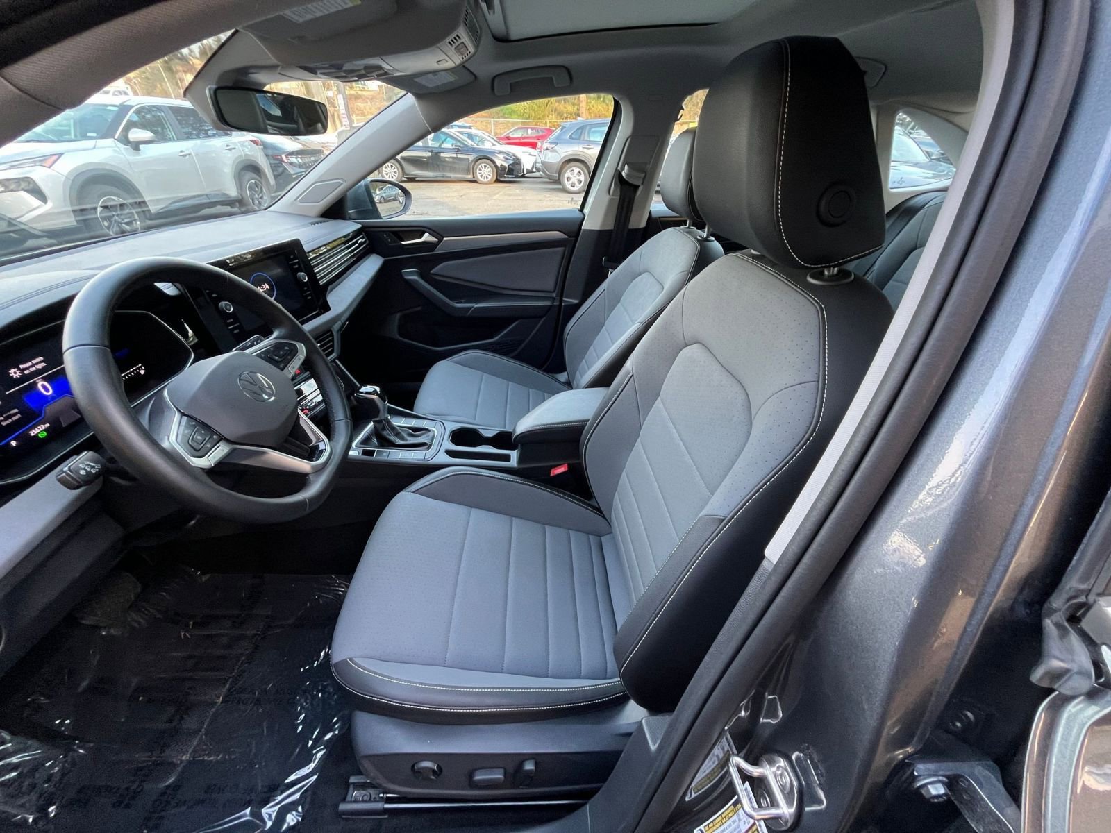 Used 2025 Volkswagen Jetta SE image 28