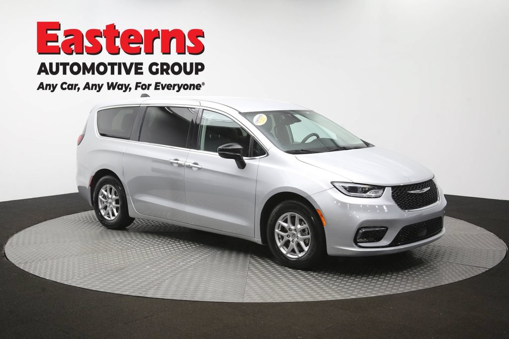 Used 2024 Chrysler Pacifica Touring-L FWD image 50