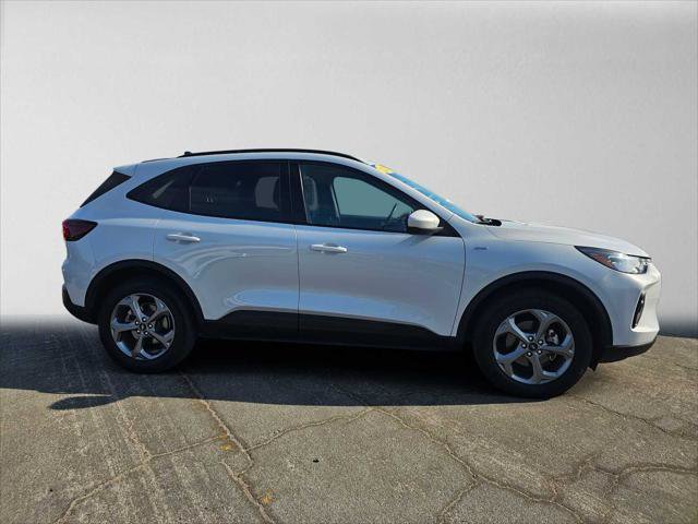 Used 2025 Ford Escape ST-Line Select AWD/4WD image 2