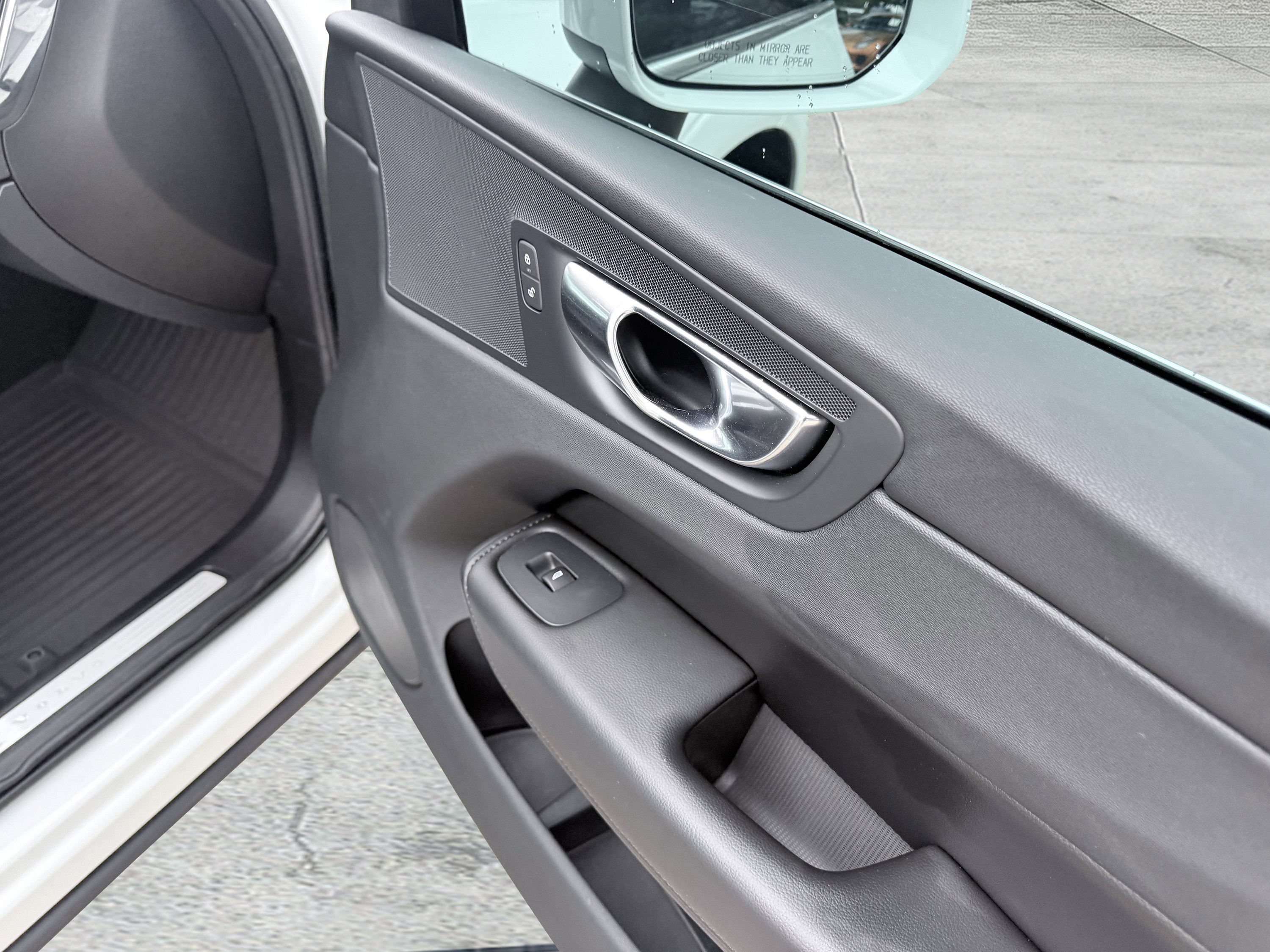 Used 2023 Volvo XC60 B5 Core image 46