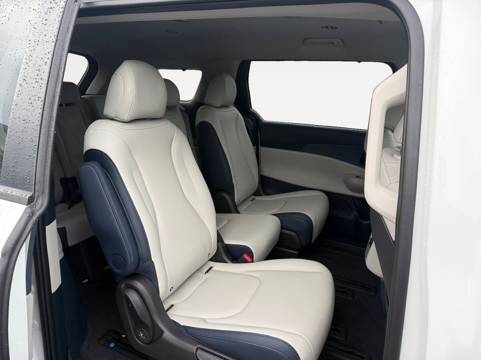New 2026 Kia Carnival EX FWD image 18
