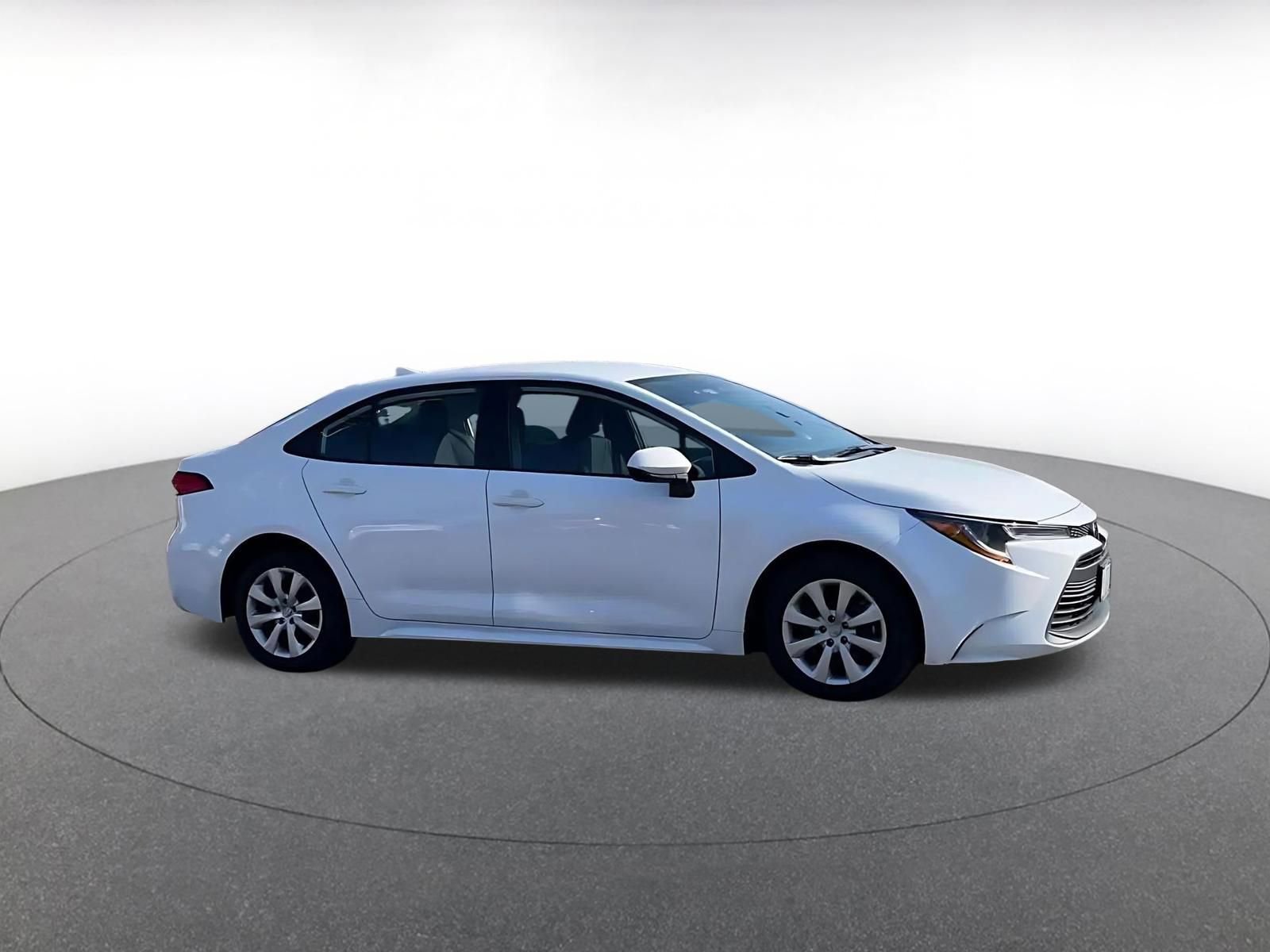 Used 2025 Toyota Corolla LE FWD image 2
