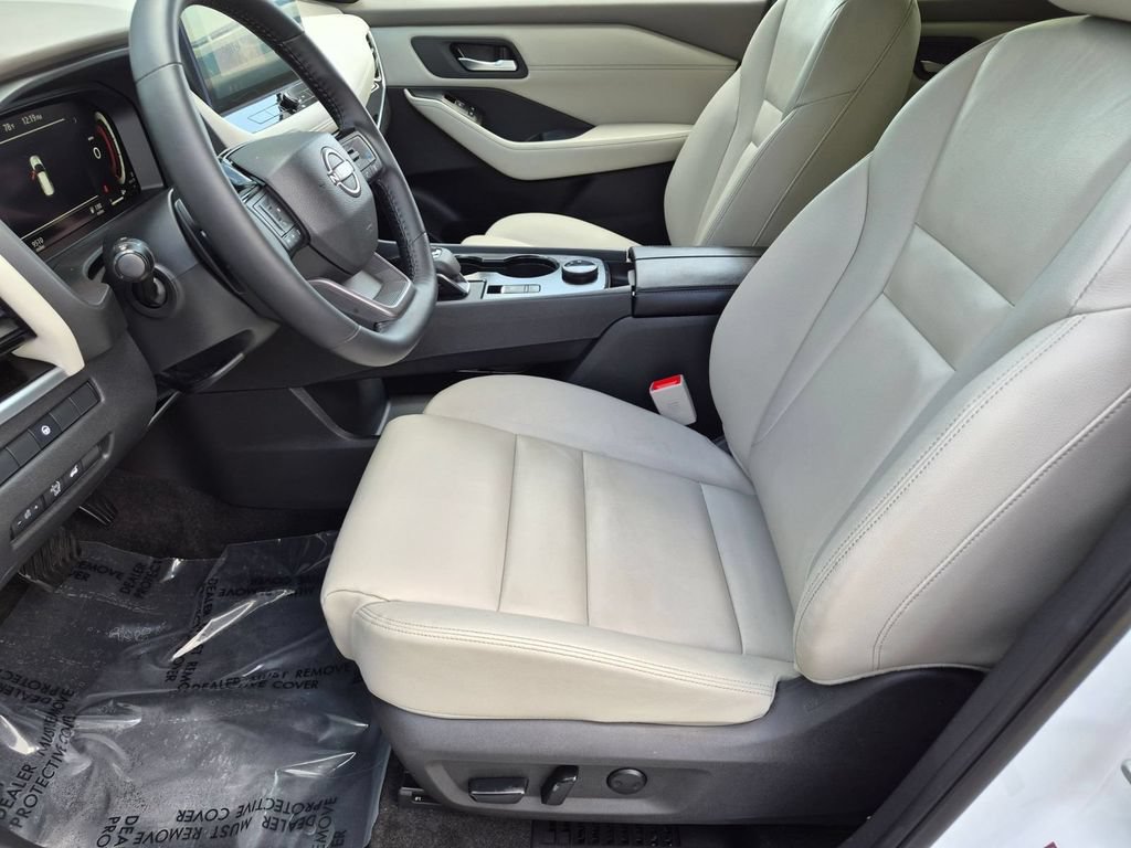 Used 2025 Nissan Rogue SL AWD/4WD image 13