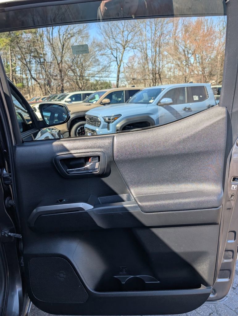 Used 2017 Toyota Tacoma TRD Sport image 16
