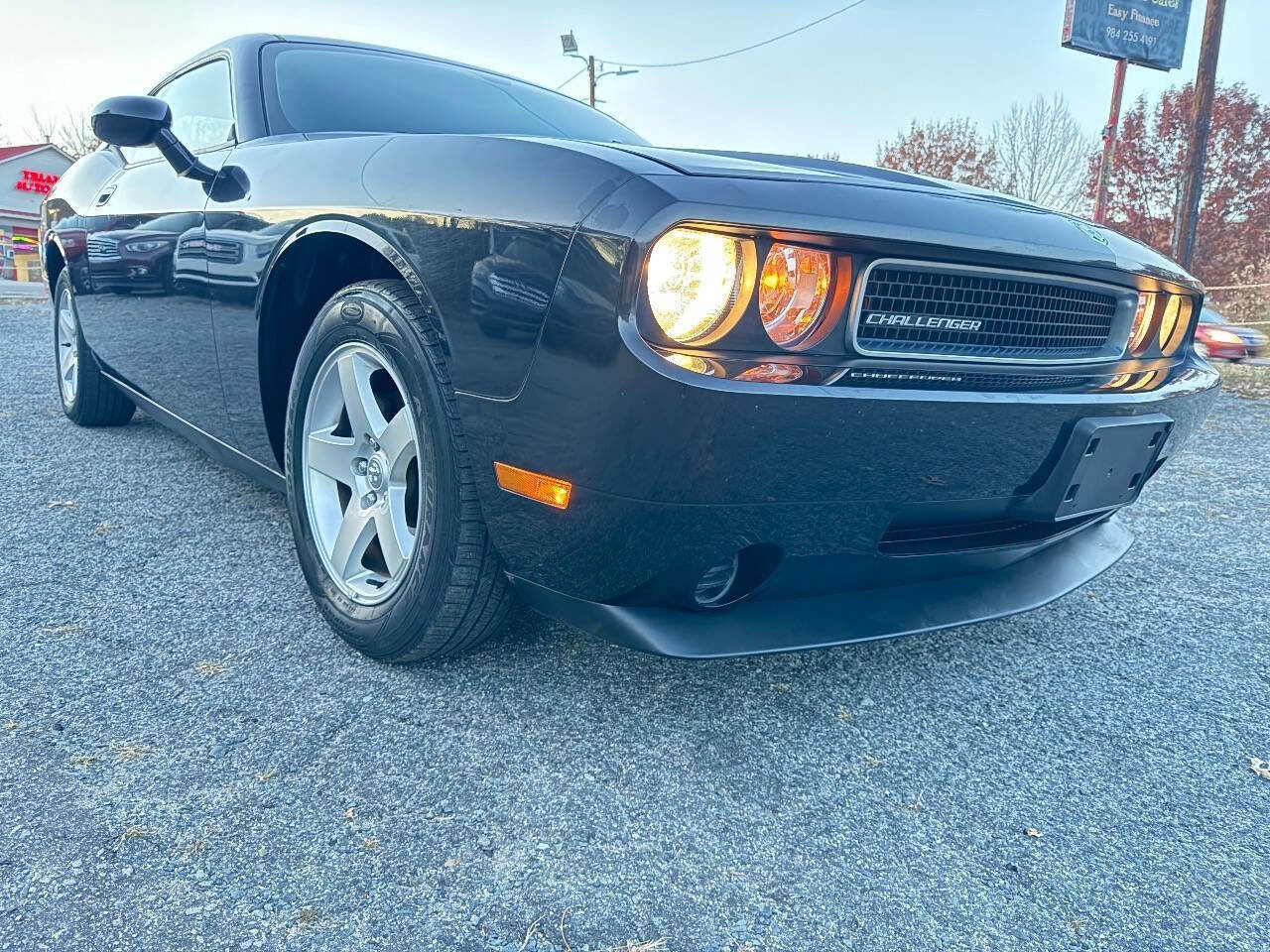 Used 2010 Dodge Challenger SE image 2