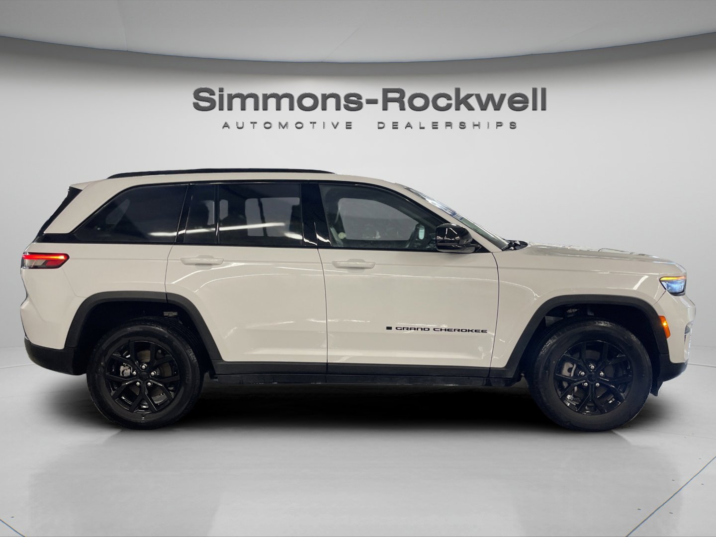 Used 2024 Jeep Grand Cherokee Altitude image 4