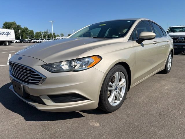 Used 2018 Ford Fusion SE w/ Fusion SE Technology Package FWD image 2