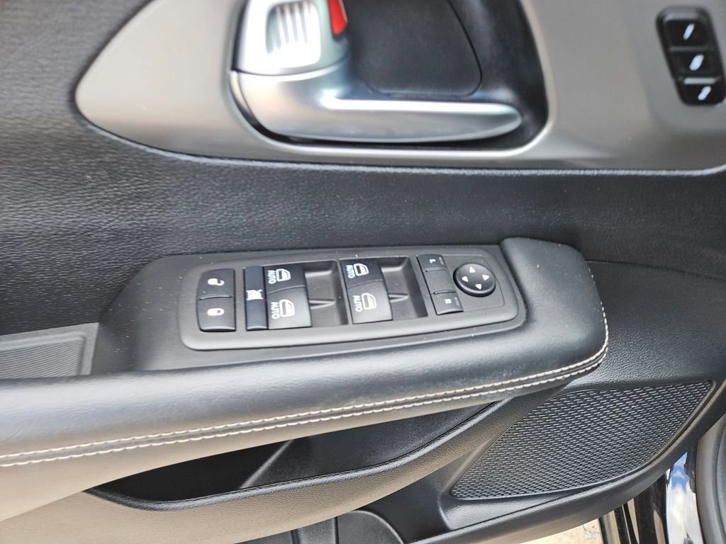 Used 2025 Chrysler Pacifica Select image 14