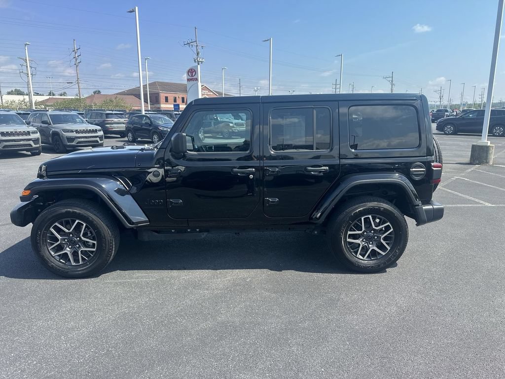 Used 2026 Jeep Wrangler Unlimited Sahara AWD/4WD image 5