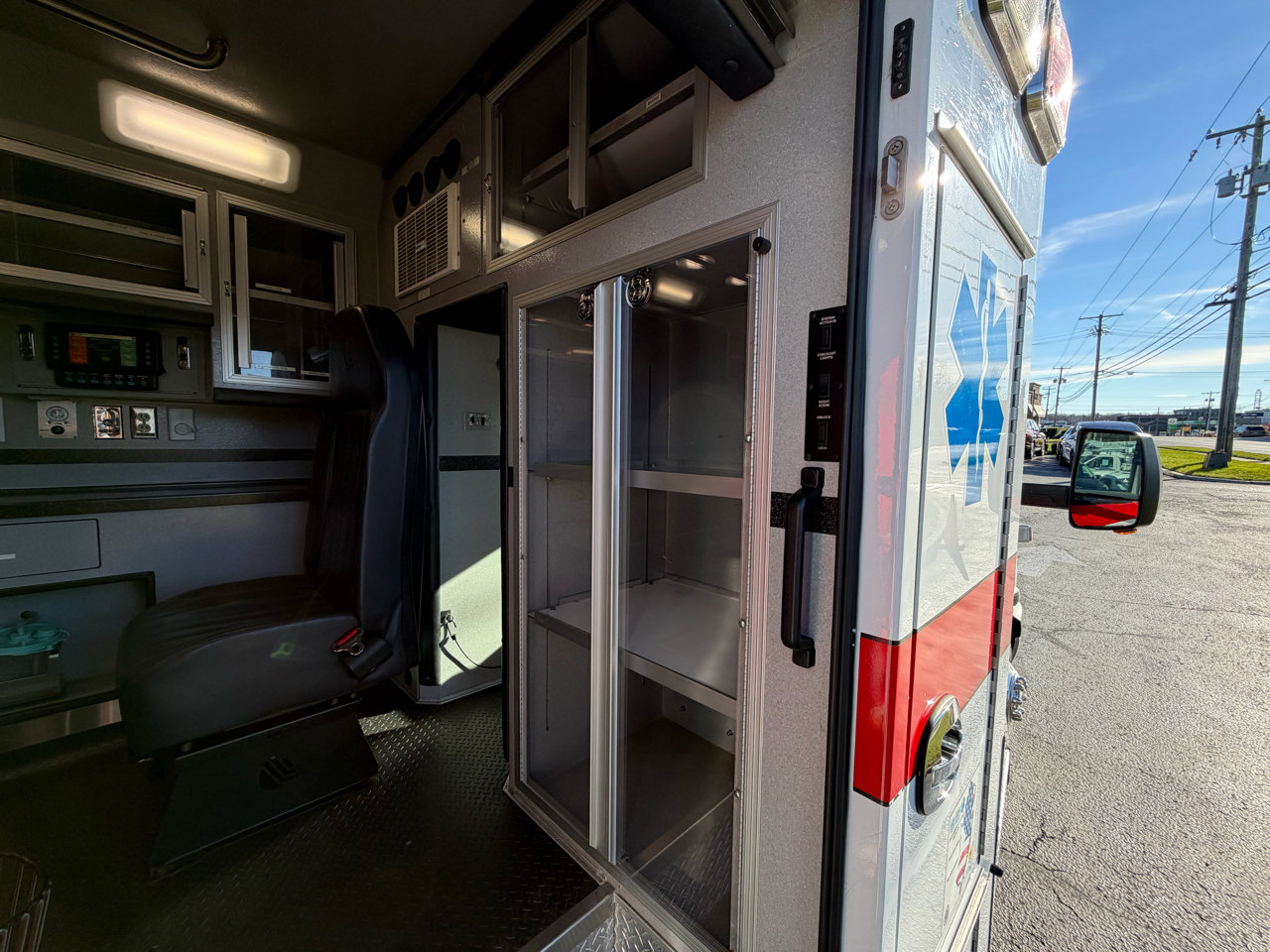 Used 2015 Chevrolet Express 4500 w/ Ambulance Package image 33