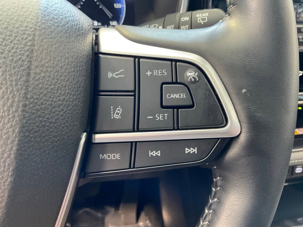 Used 2023 Toyota Highlander Limited AWD/4WD image 12