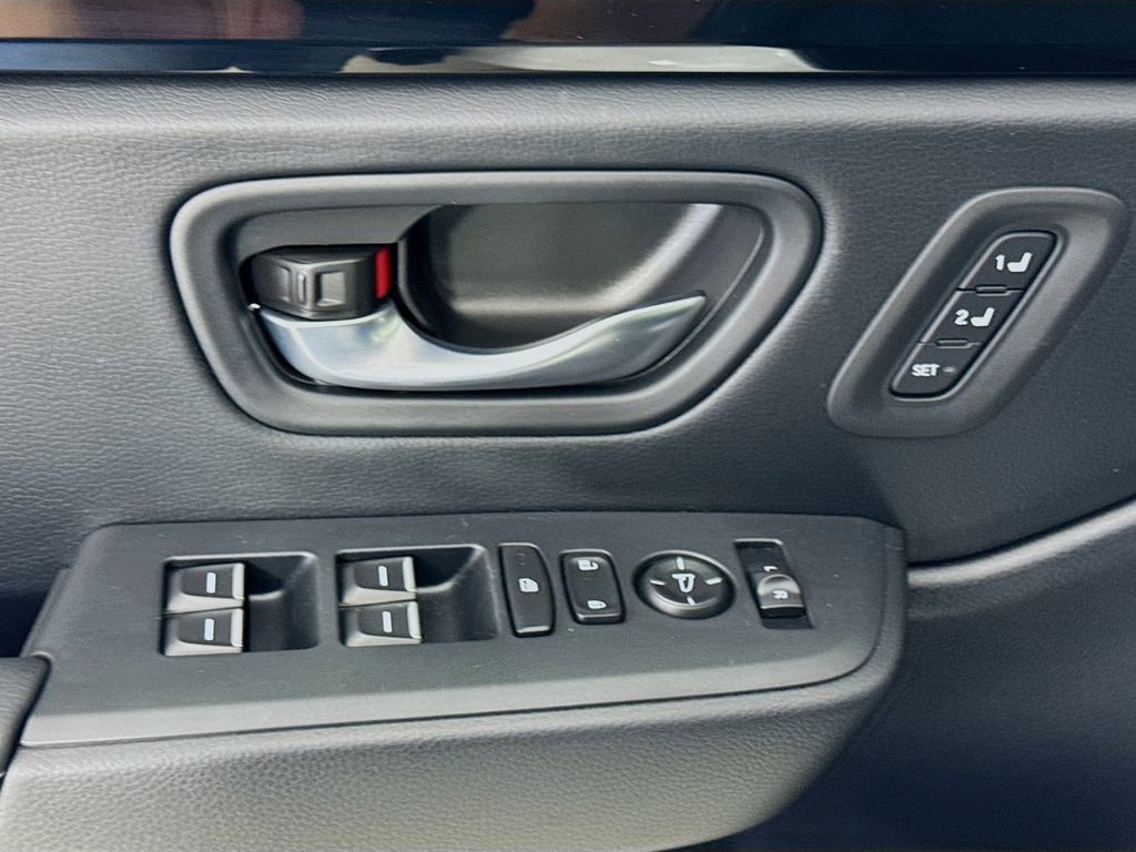 Used 2025 Honda Pilot Touring image 24