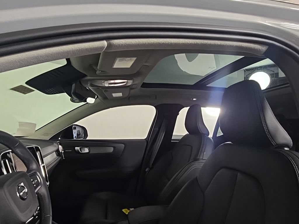Certified 2025 Volvo XC40 B5 Plus AWD/4WD image 22
