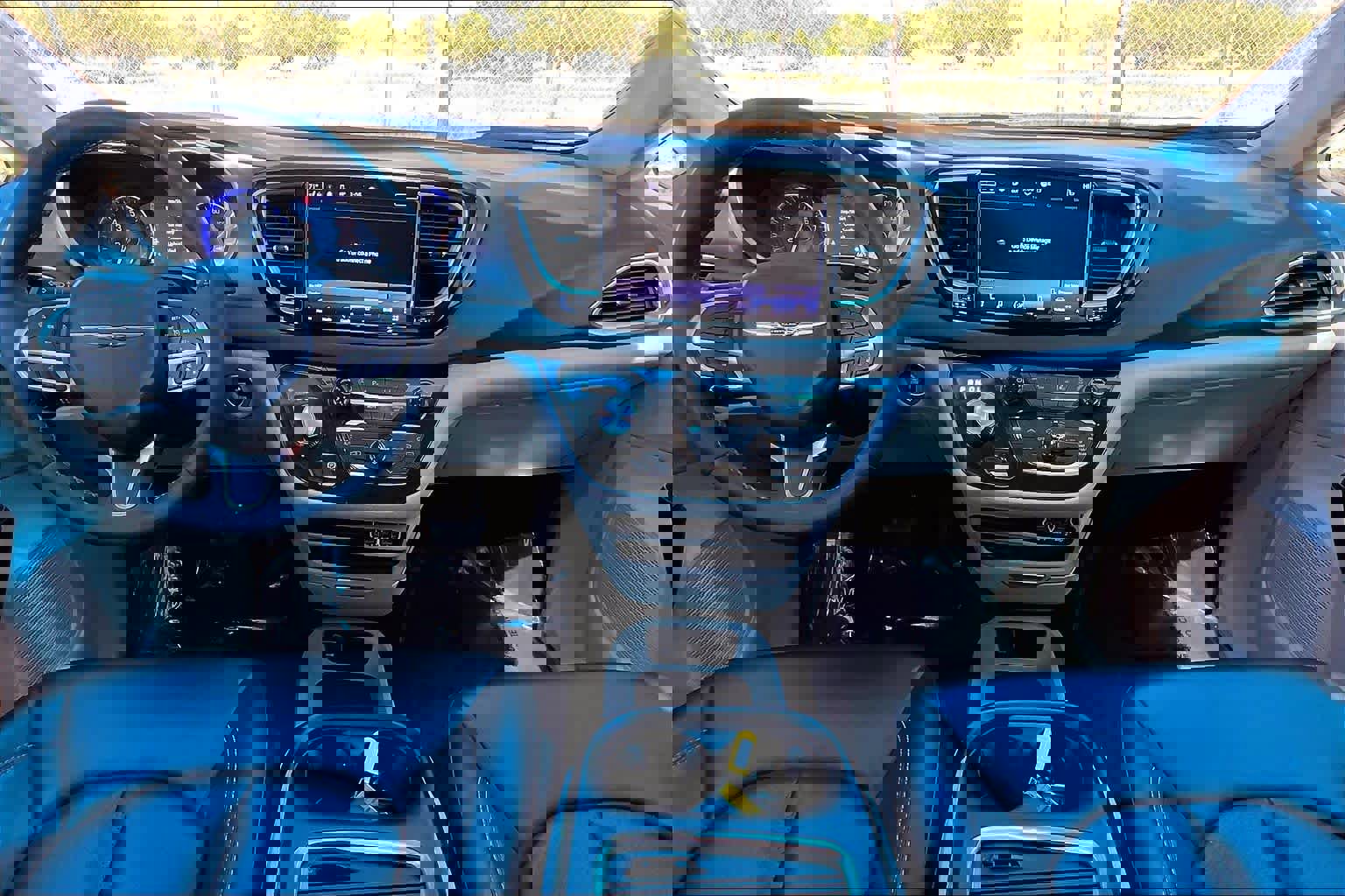 Used 2023 Chrysler Pacifica Touring-L image 16