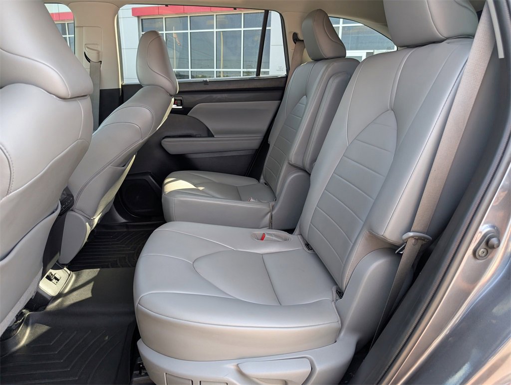 Used 2021 Toyota Highlander XLE image 31