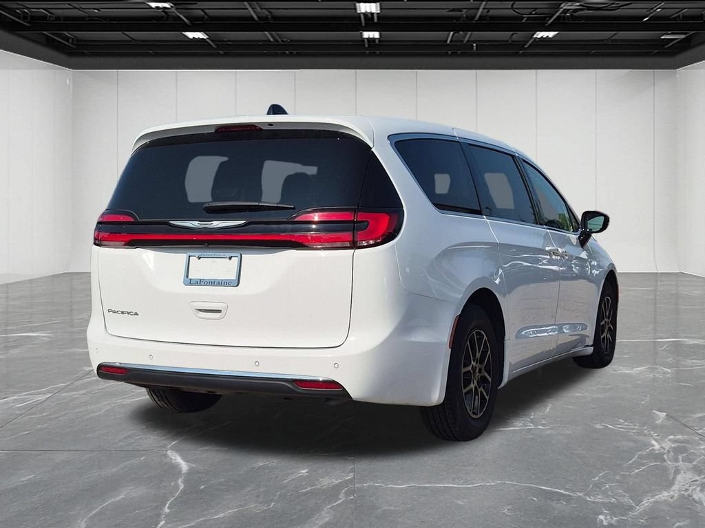 Used 2024 Chrysler Pacifica Touring-L FWD image 5