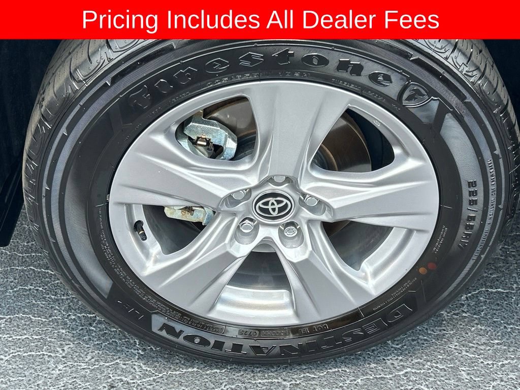 Used 2025 Toyota RAV4 XLE AWD/4WD image 23