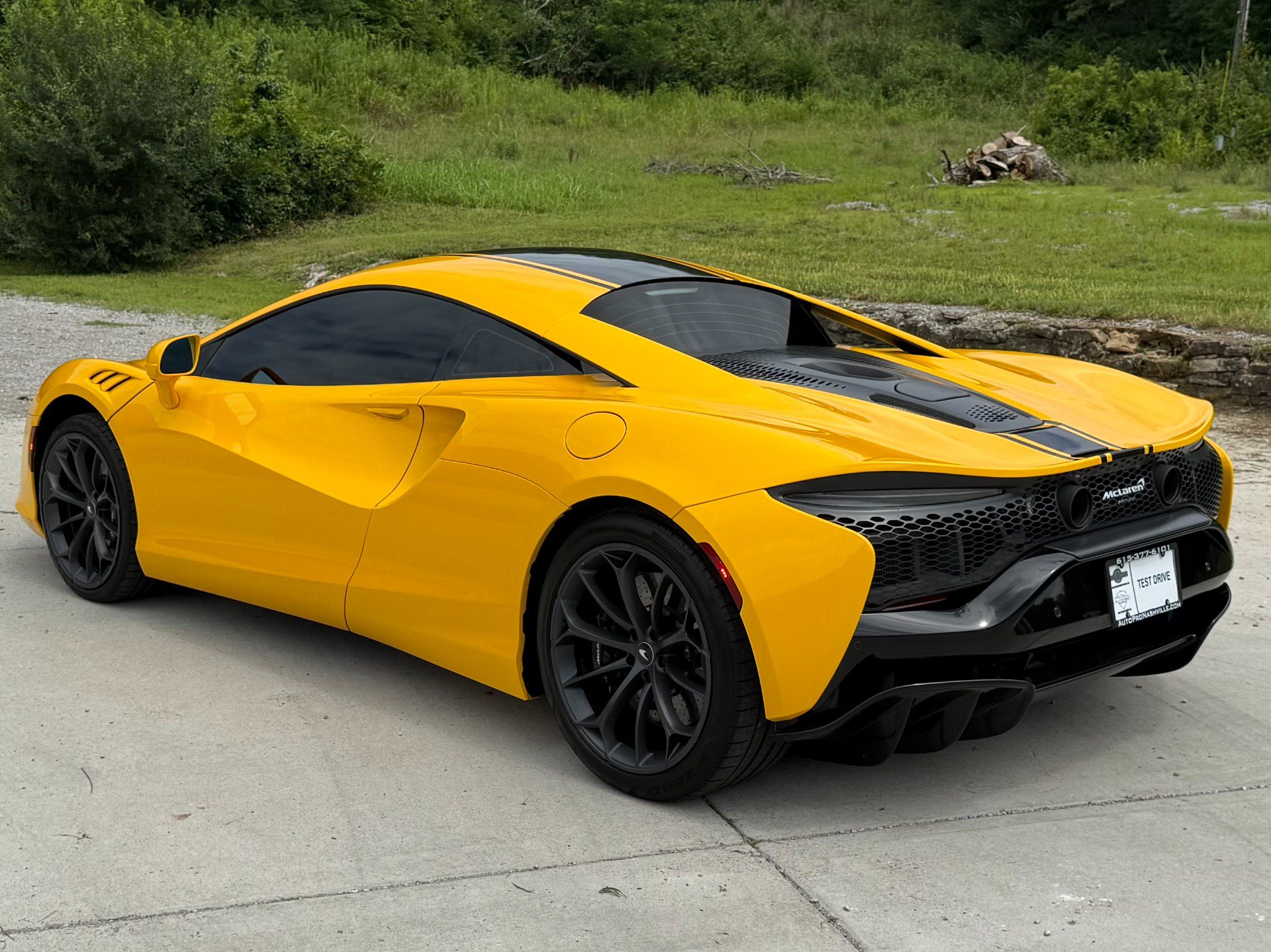 Used 2024 McLaren Artura RWD image 11