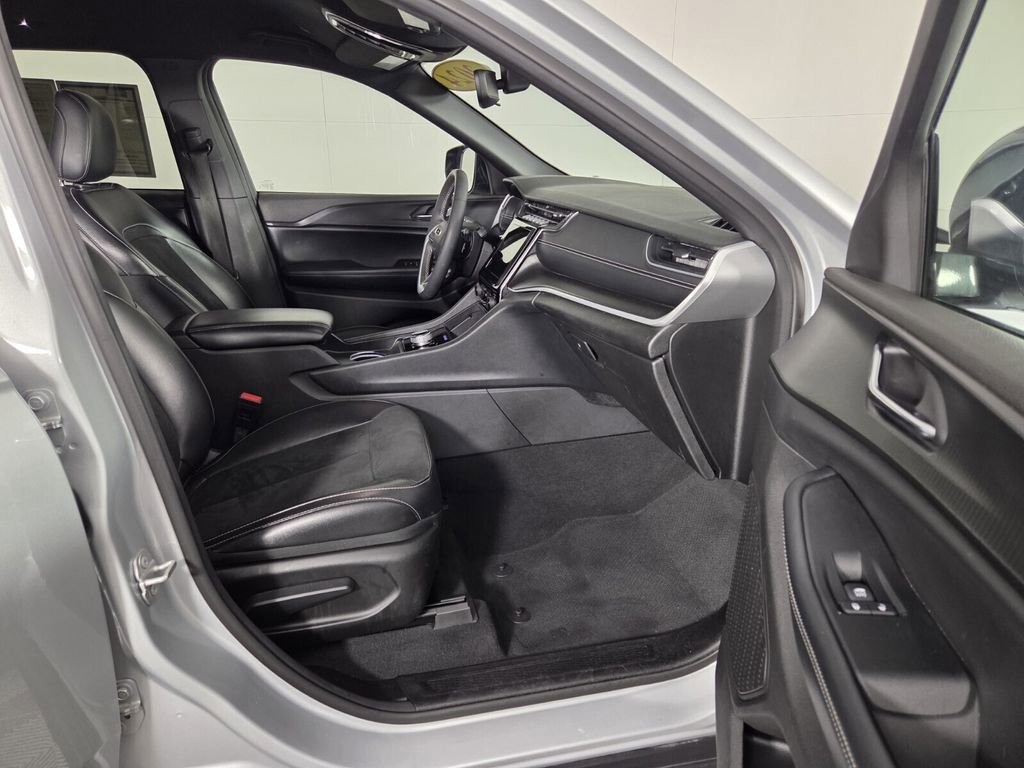 Certified 2024 Jeep Grand Cherokee Altitude image 32