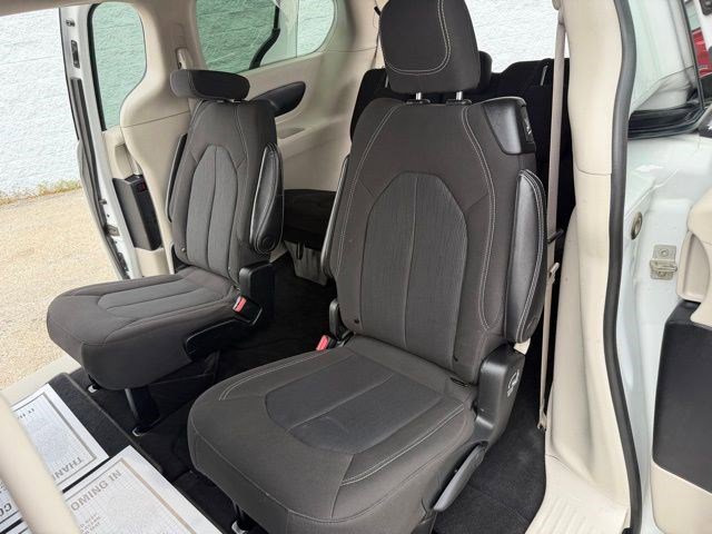 Used 2022 Chrysler Voyager LX FWD image 11