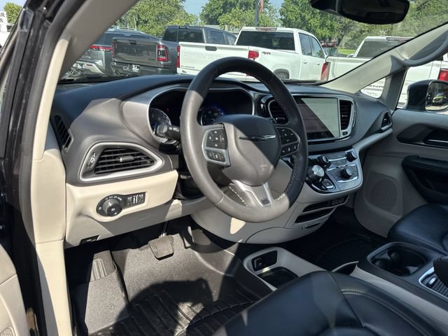 Used 2023 Chrysler Pacifica Touring-L FWD image 10