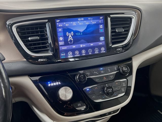 Used 2019 Chrysler Pacifica Touring-L Plus w/ Advanced Safetytec Group FWD image 17
