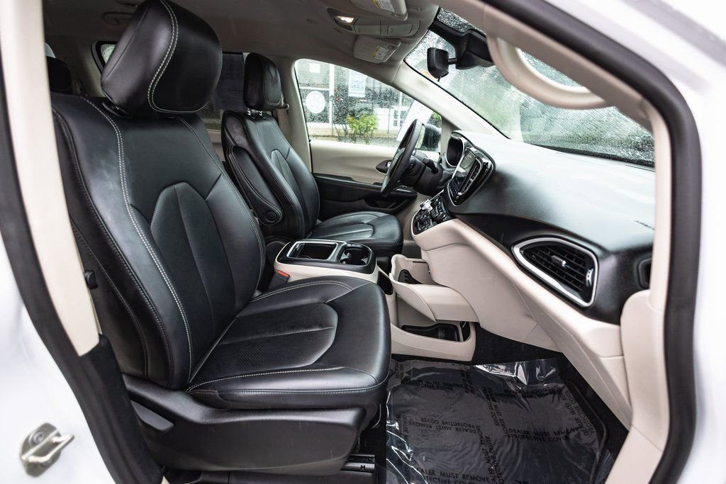 Used 2024 Chrysler Pacifica Touring-L image 33