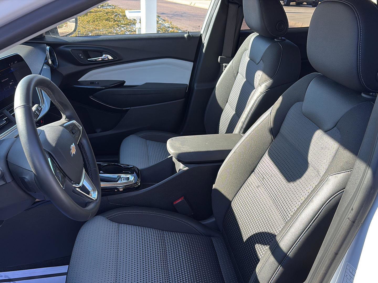 Used 2025 Chevrolet Trax LT w/ LT Convenience Package image 10