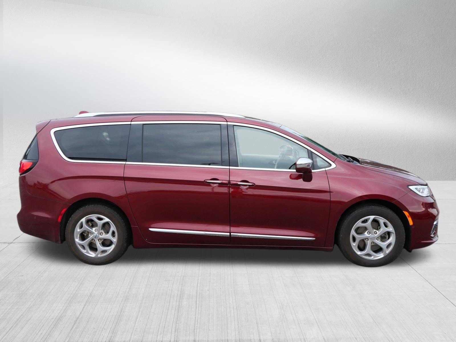 Used 2021 Chrysler Pacifica Limited w/ Uconnect Theater Family Group FWD image 8