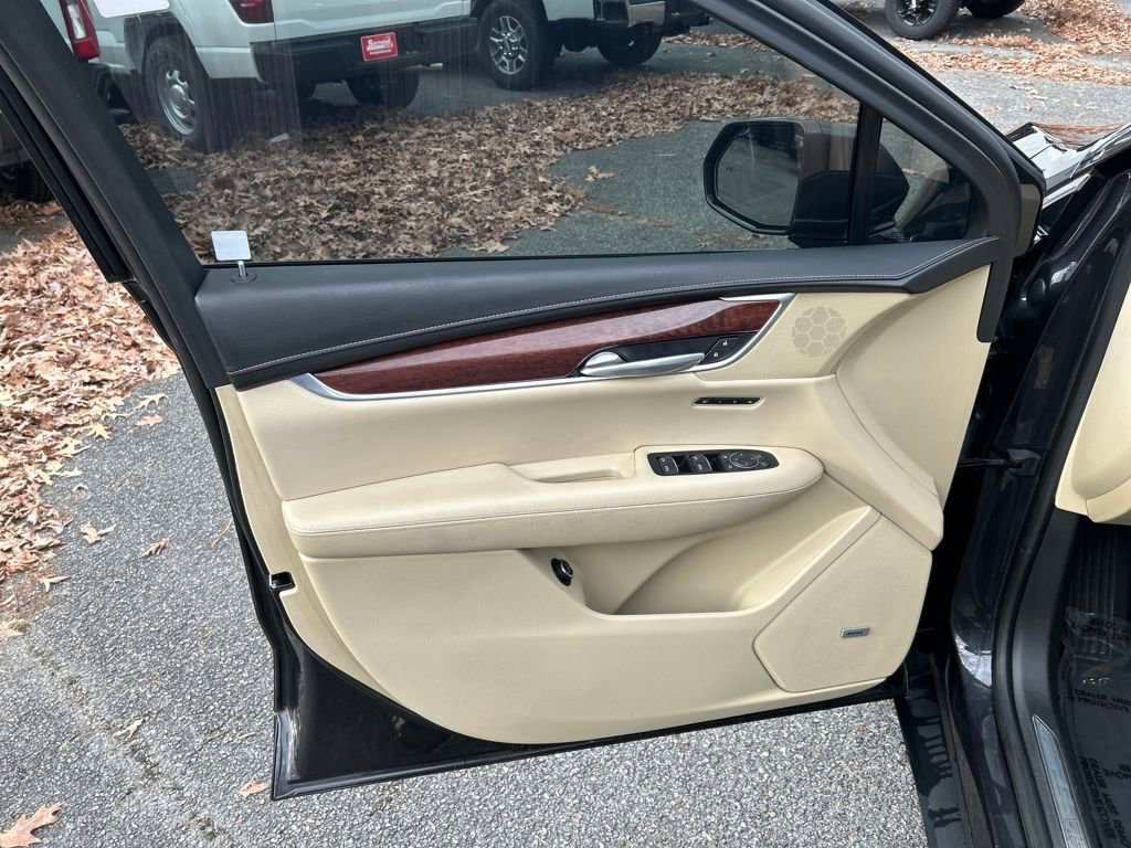 Used 2017 Cadillac XT5 Luxury w/ Driver Awareness Package image 14