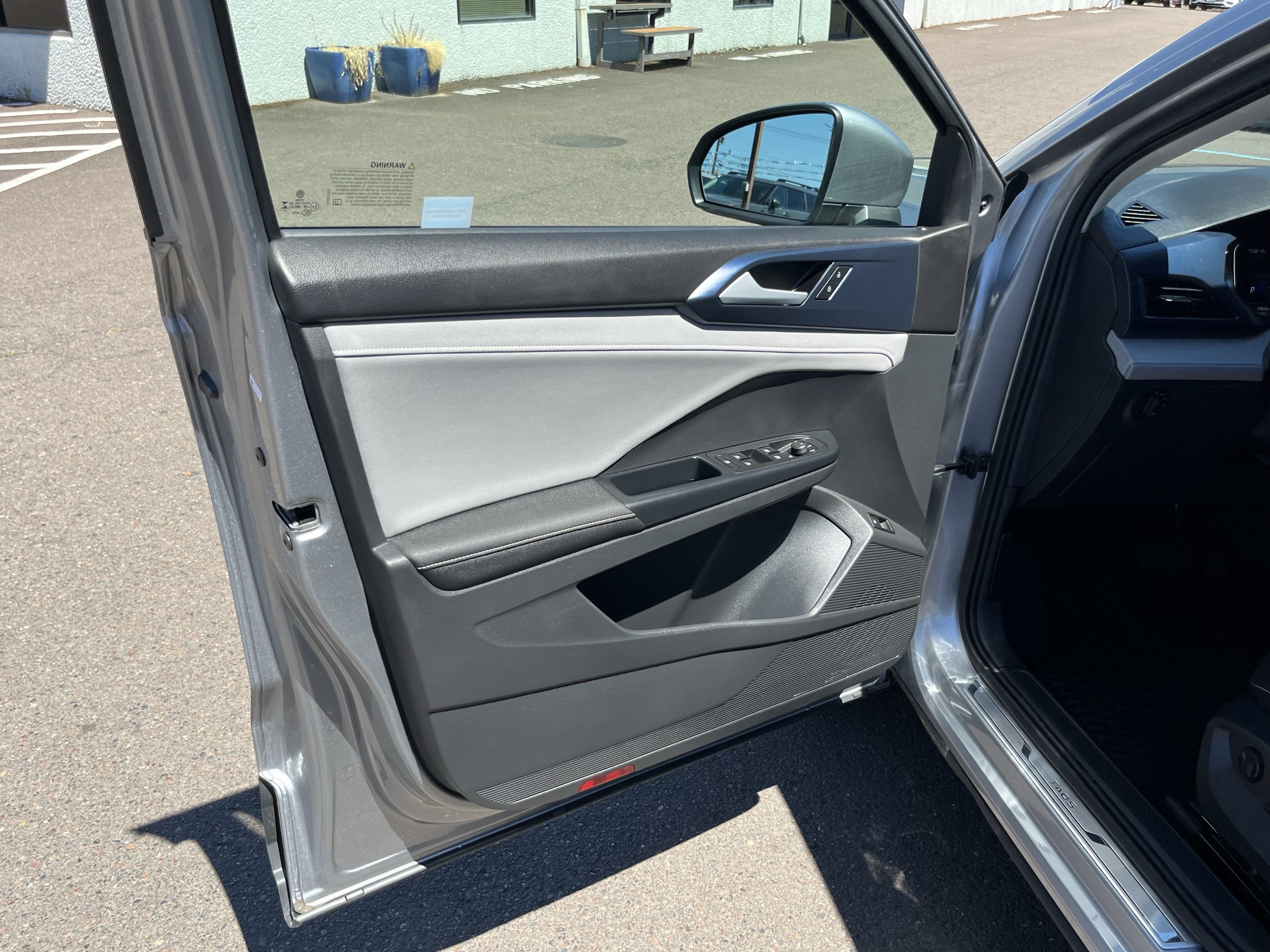 Used 2024 Volkswagen Taos SE w/ Panoramic Sunroof Package AWD/4WD image 15