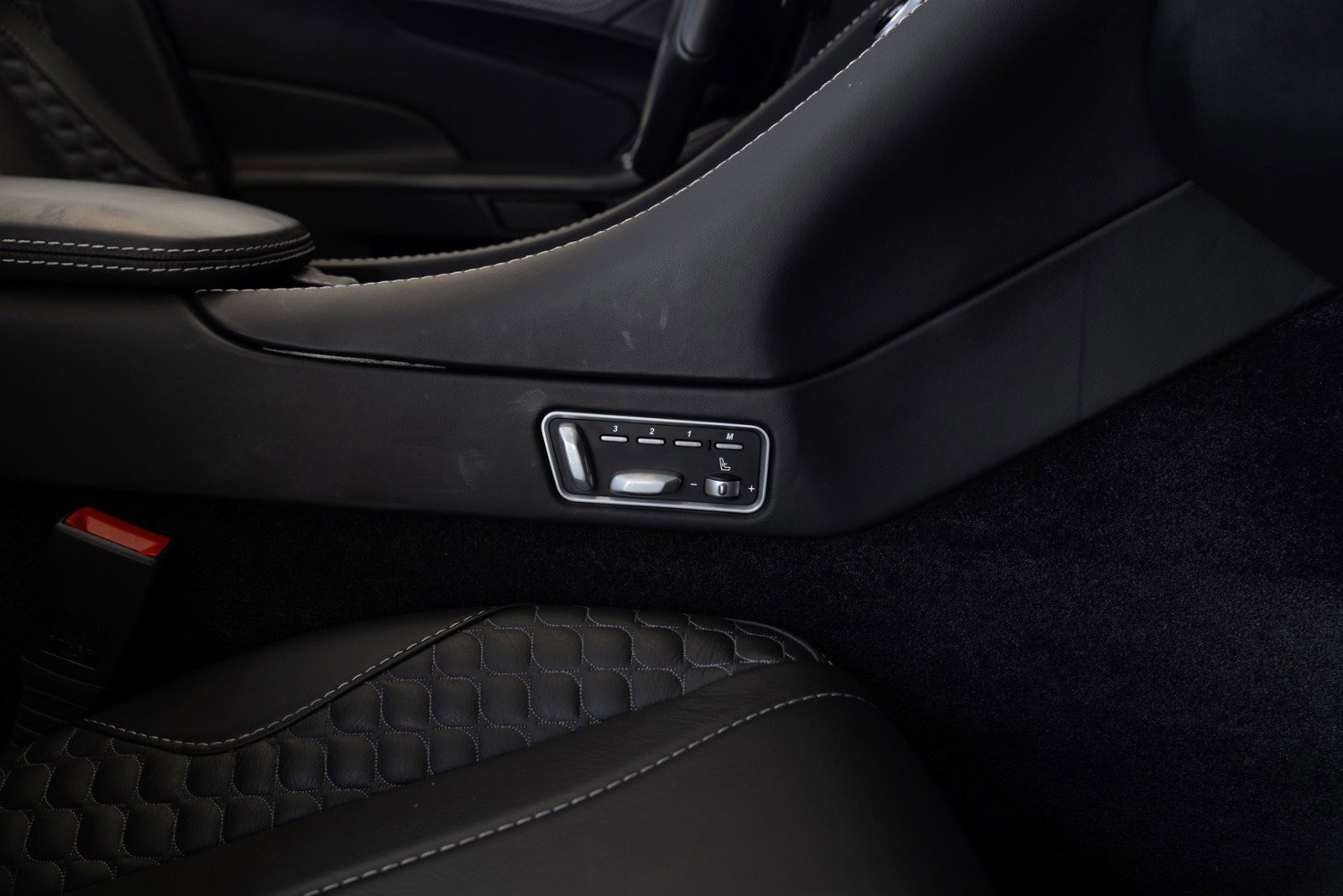 Used 2015 Aston Martin Vanquish Volante RWD image 54