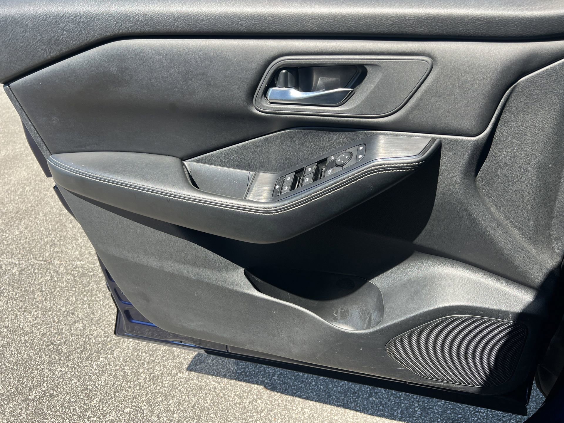 Used 2024 Nissan Rogue SV image 11