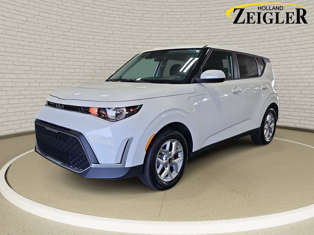 Certified 2025 Kia Soul LX w/ LX Technology Package FWD image 1
