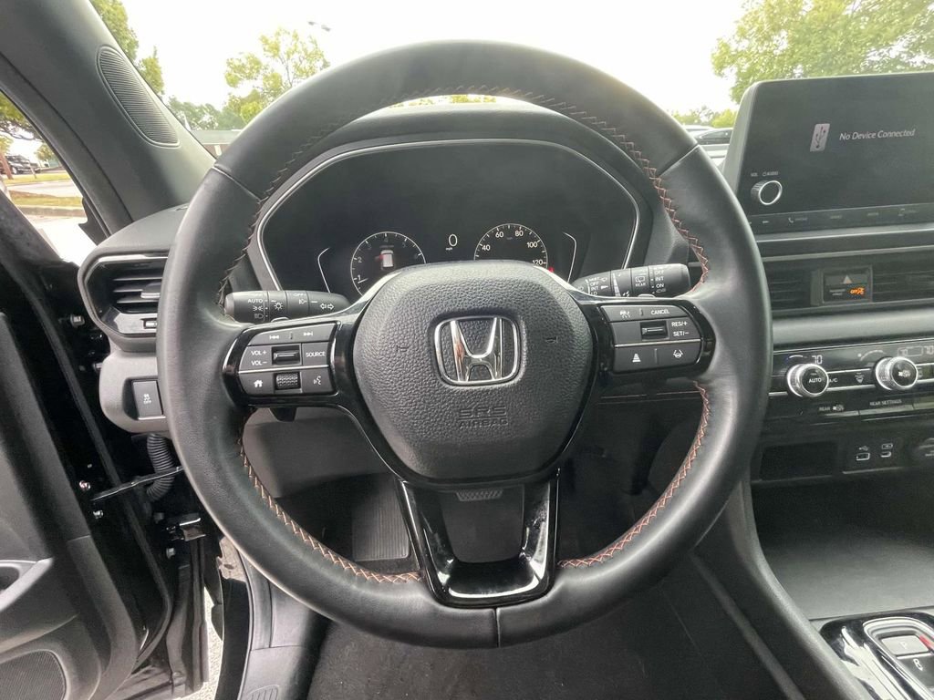 Used 2025 Honda Pilot Sport image 18