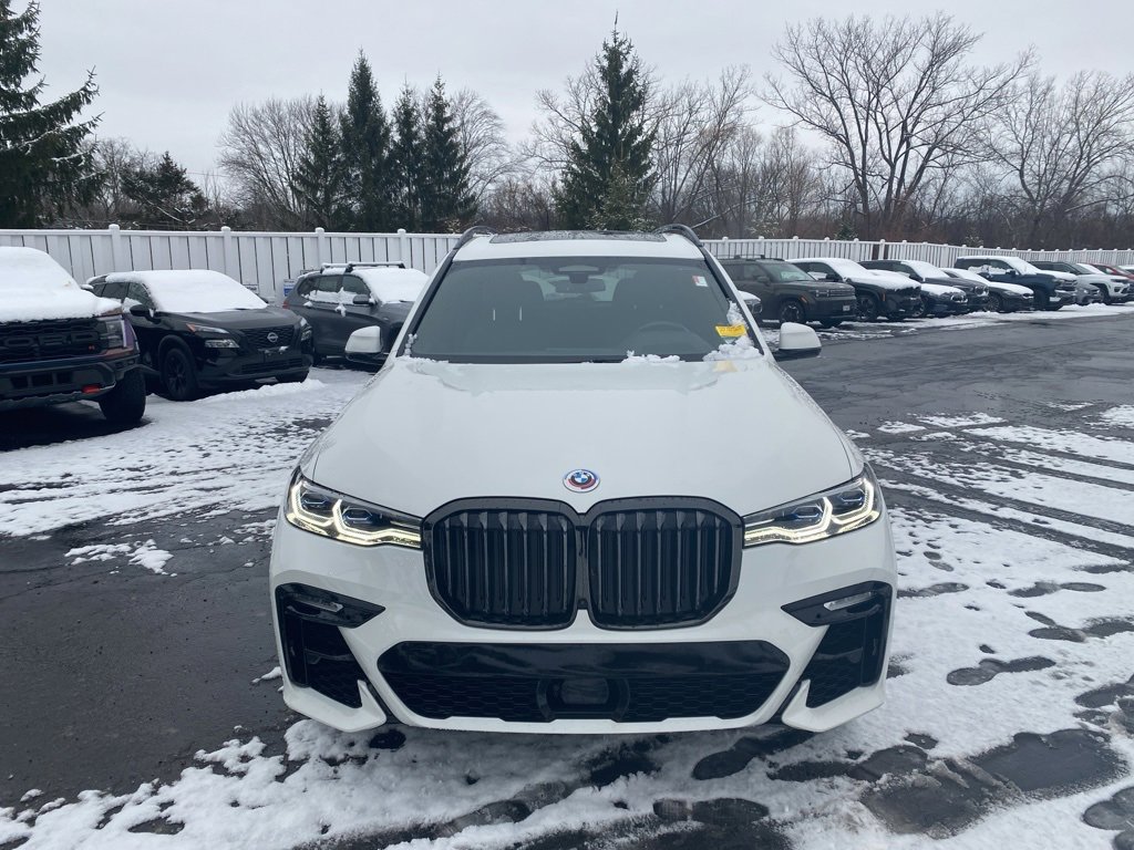 Used 2022 BMW X7 M50i w/ Dynamic Handling Package image 3