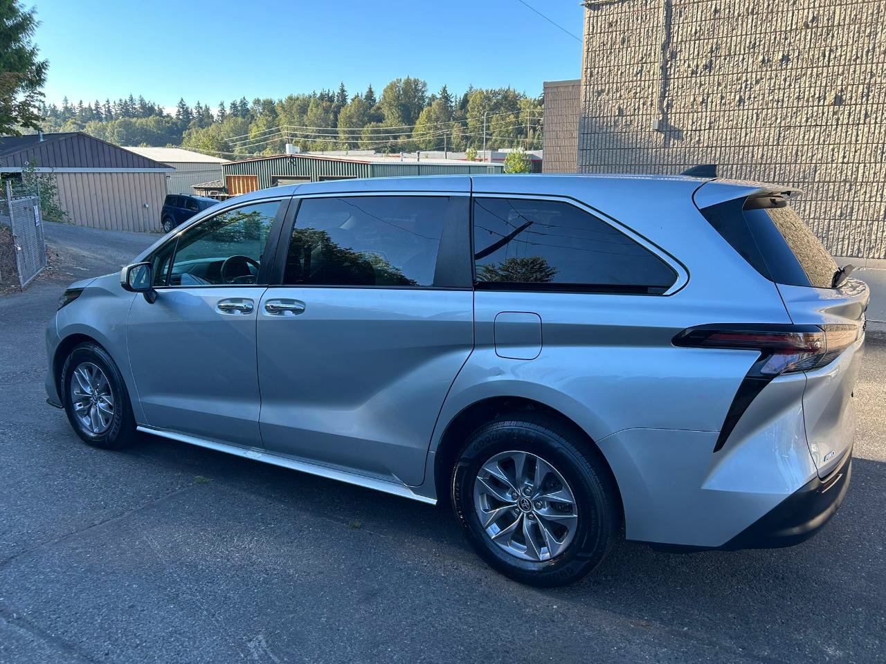Used 2023 Toyota Sienna XLE AWD/4WD image 7