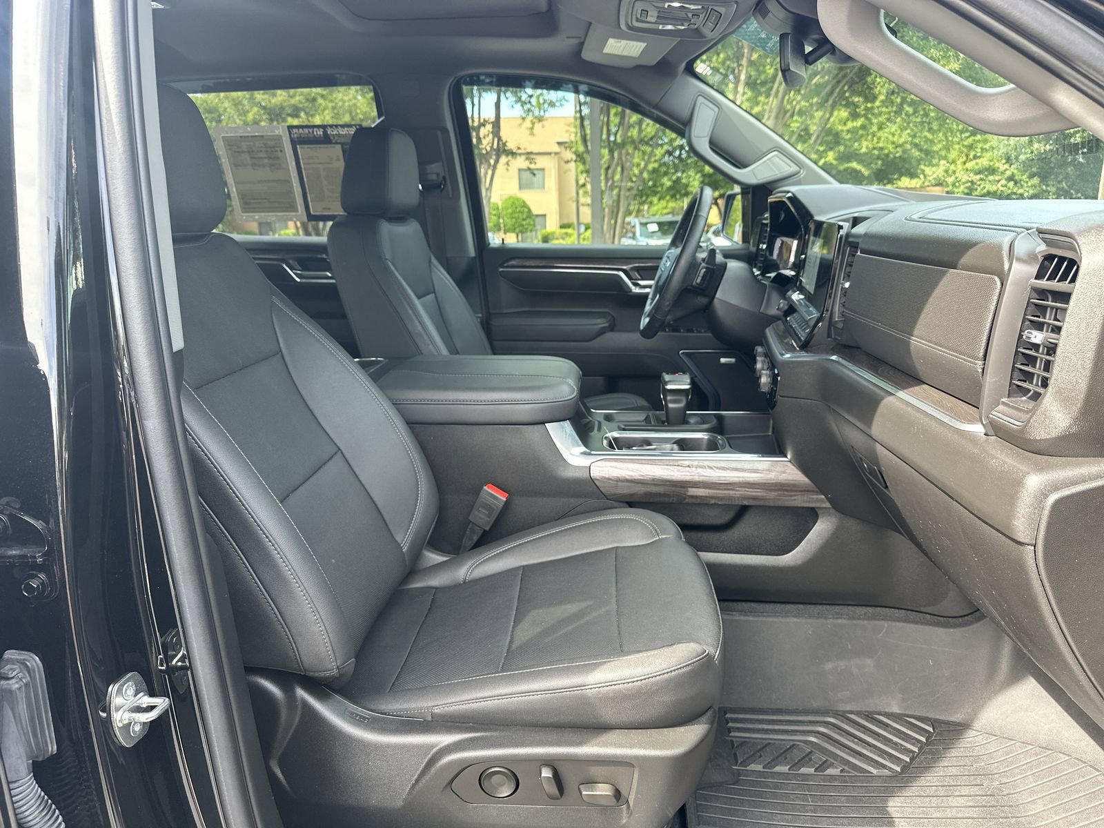 Used 2023 Chevrolet Silverado 1500 LTZ AWD/4WD image 22