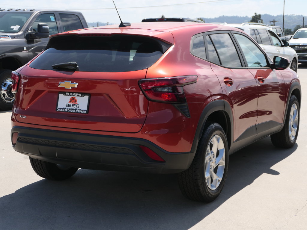 Used 2024 Chevrolet Trax LS w/ LS Convenience Package FWD image 2