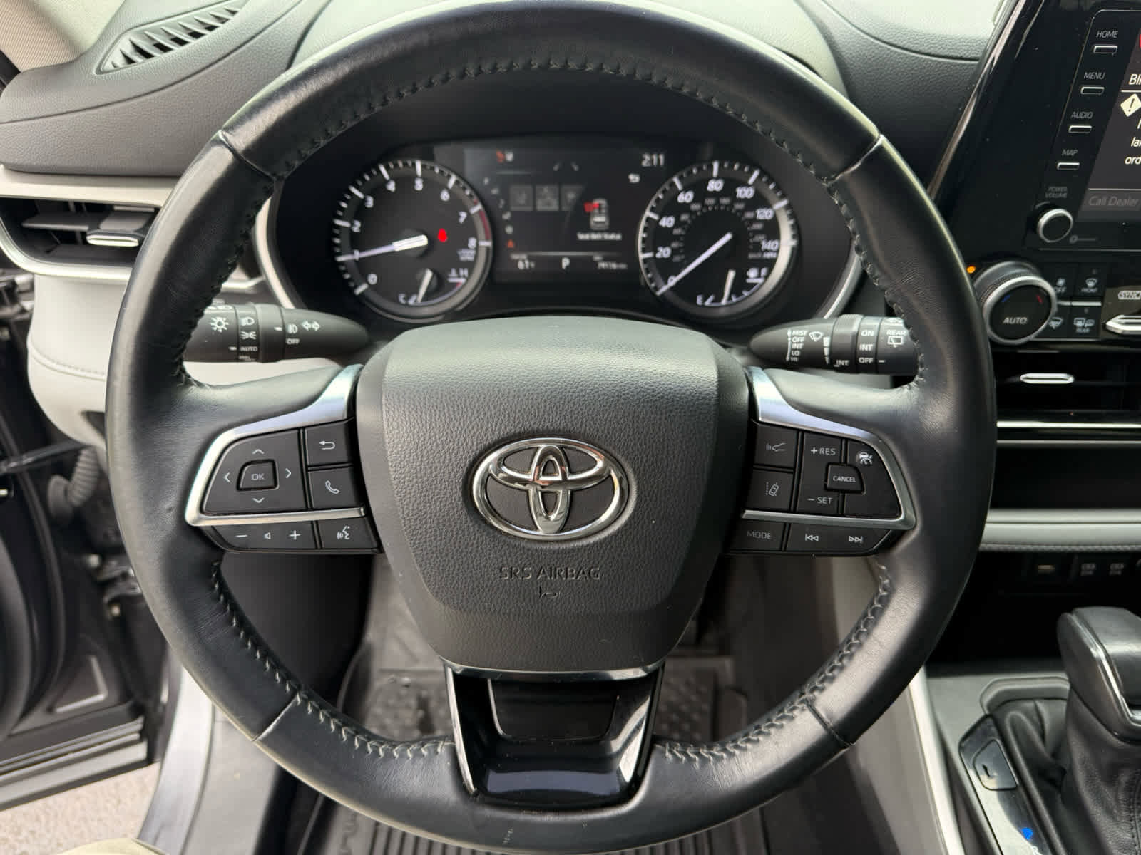 Used 2021 Toyota Highlander XLE image 2